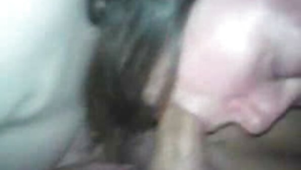 Schöne sex video reife frauen Blondine lutscht Schwanz und fickt Krebs mit einem Kerl, der in einen Kuss gepumpt wird