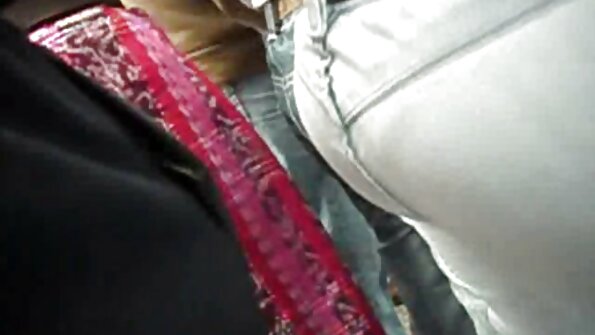 Schönes Mädchen verwöhnt sich hungrig reife mütter tube nach Baby-Sexspielzeug