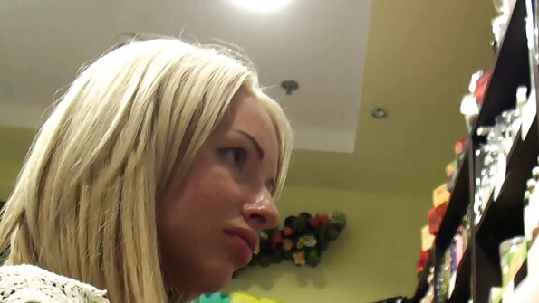 Lesbe streichelt sanft die Zunge der rasierten Muschi ihrer Freundin reife porn