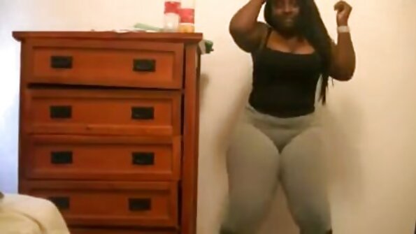 Süße Blondine sprang nach reife paare videos dem Laufen auf einen Freundkuchen