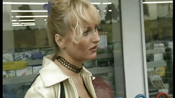 Ein junger und sehr aufgeregter Typ reife frauen sex video küsste seine Freundin und seine Mutter