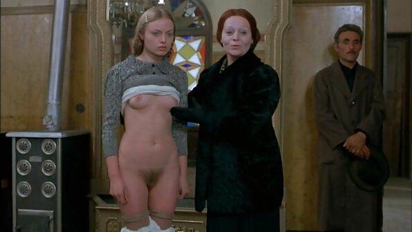 Junge Leute haben es eilig, bei Spielen reife porn tube im Freien Sex zu haben