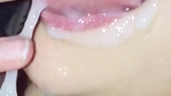 Aufgeregter Kerl im roten Gewand wird reife damen xxx seine Freundin nach Reinkarnation küssen