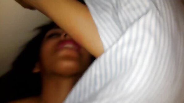 Schöne blonde Dame in einer Krebsposition reife paare videos gibt Fick in der Garage