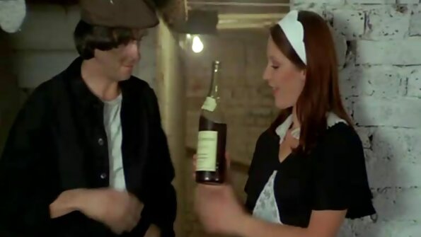 Heimlicher reife oma fotzen Kuss schlanke Brünette von ihrer Freundin