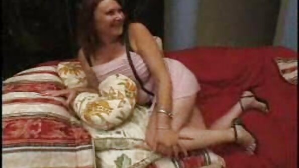 Blondine in Strümpfen öffnete den Mund und kletterte nach dem Rauchen auf den deutsche reife frauen video Schwanz ihres Mannes