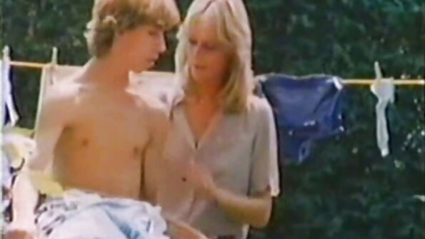 Das Mädchen legt sich auf das Bett, um mit einem Sexspielzeug zu reife frauen gratis video masturbieren und macht viel Lärm