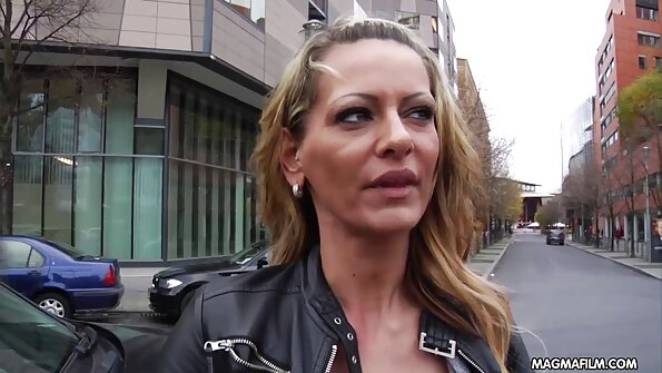 Mädchen mit großen Titten springt nach einem Blowjob reife videos auf den Phallus ihrer Freundin
