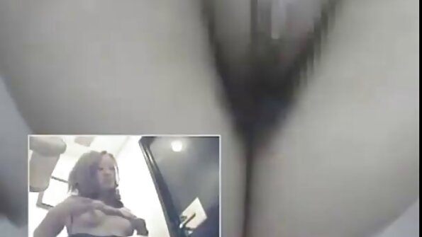 Reife Frau mit Tätowierung auf ihrem Körper öffnet ihre Beine, um mit einem Jungen zu kostenlose reife frauen videos schlafen