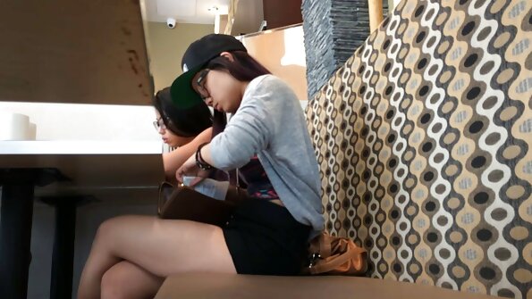 Reife Mutter mit großen Titten spreizt ihre reife damen xxx Beine, um mit ihrem Geliebten zu versohlen