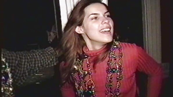 Wunderschöne Socken setzt sie sich auf den Schwanz ihrer Freundin und bekommt einen Orgasmus free porn reife