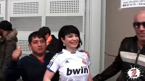 Die junge Brünette reife damen xxx ist bereit, Sex mit einem Studenten auf der Couch zu haben und einen bekifften Kuss zu bekommen