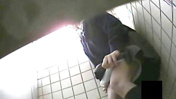 Blondes Teen hebt ihren Rock hoch und läuft tropfend auf den Penis reife damen xxx ihres Geliebten