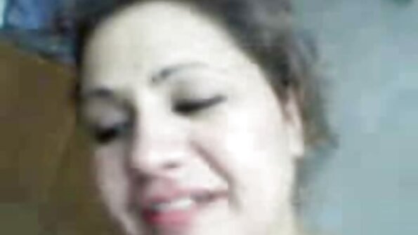 Russisches Mädchen auf dem Bett spreizt ihre Hüften, um reife mütter tube sich auf der Videokamera zu küssen